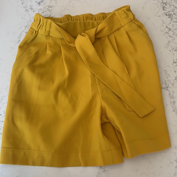 Lululemon Noir Short 5.5" size 6 - Picture 5 of 8